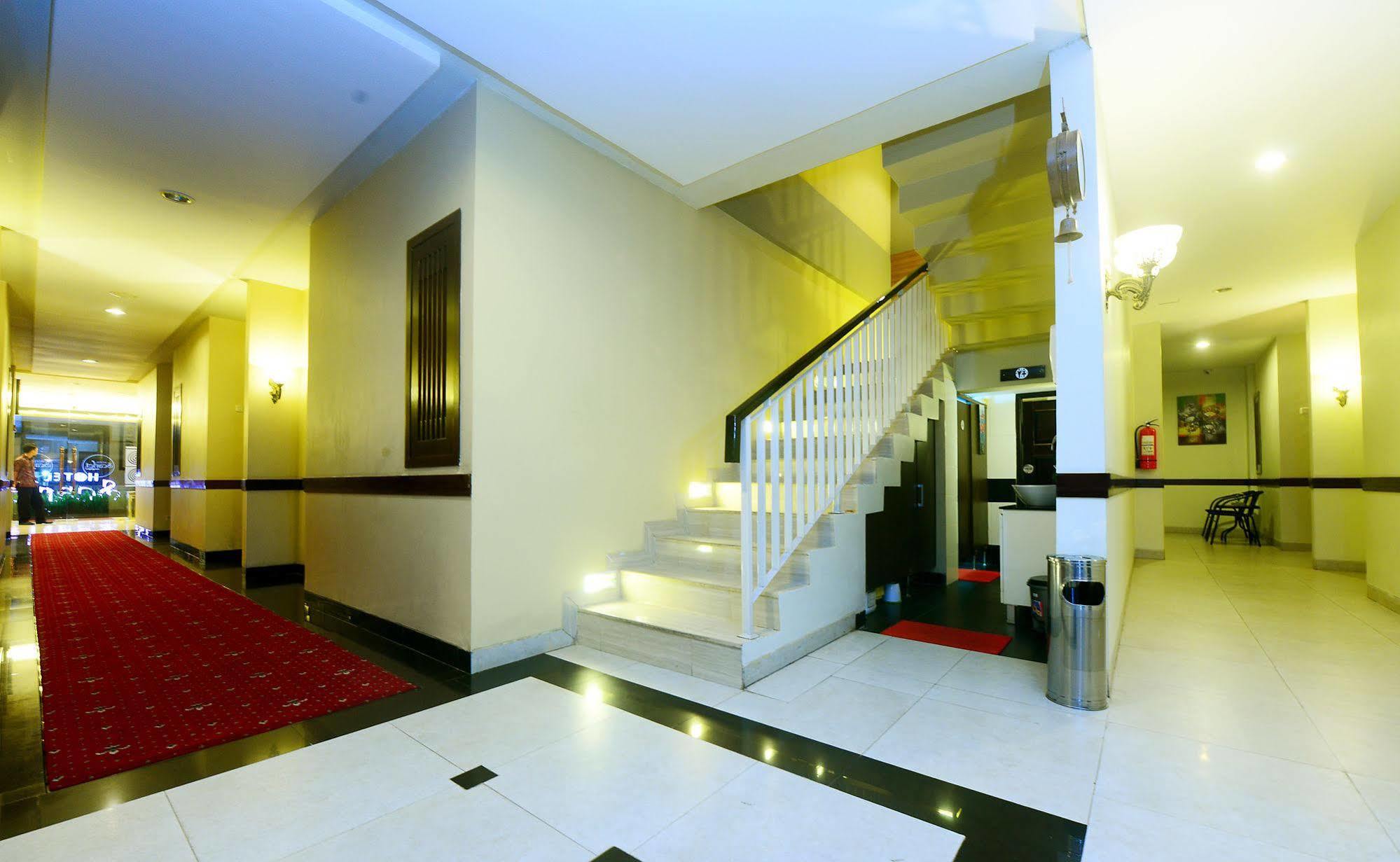 Scarlet Hotel Makassar Buitenkant foto