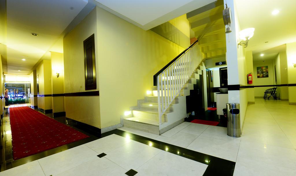 Scarlet Hotel Makassar Buitenkant foto